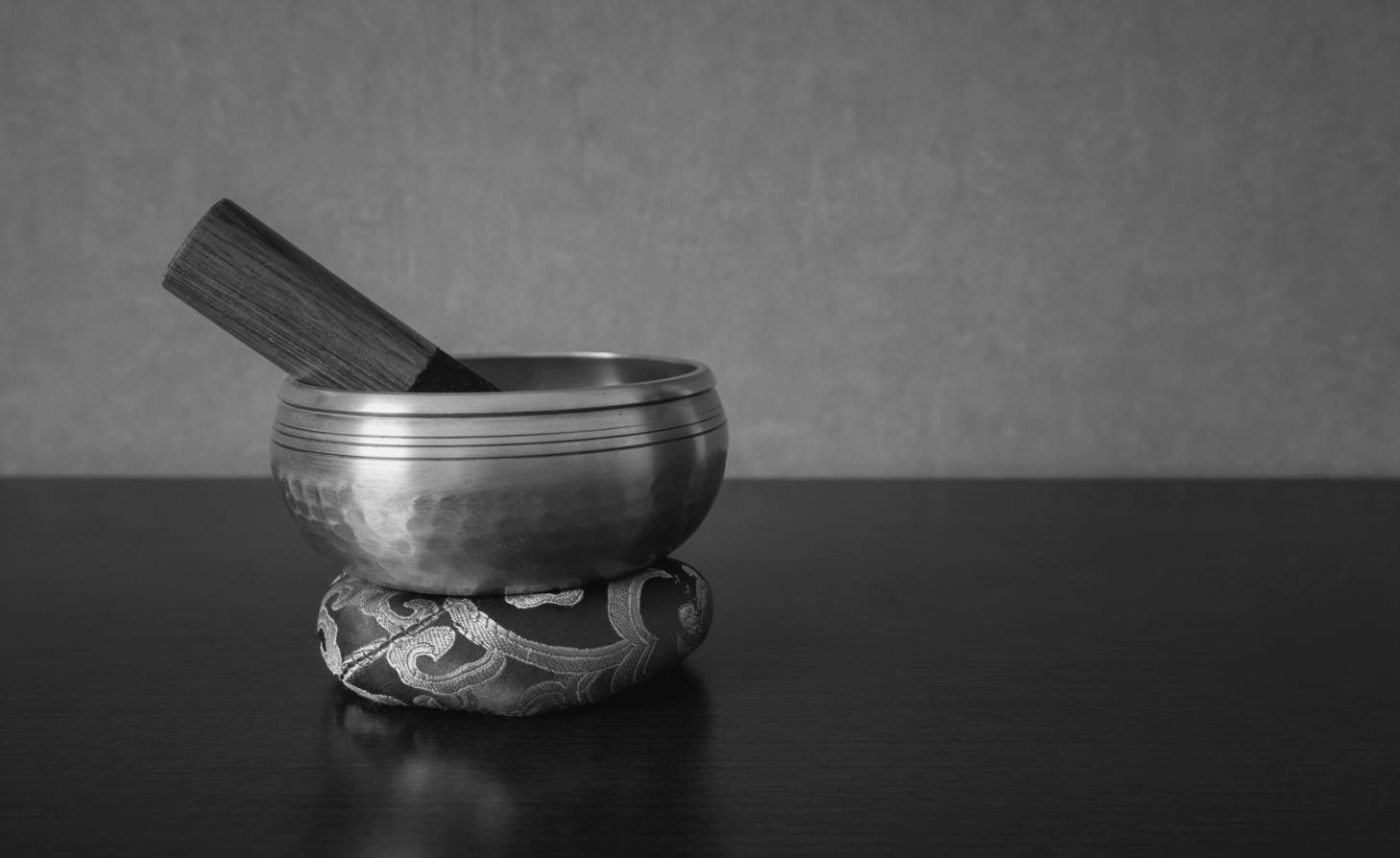 Dettaglio di spazio meditativo preparato per la pratica