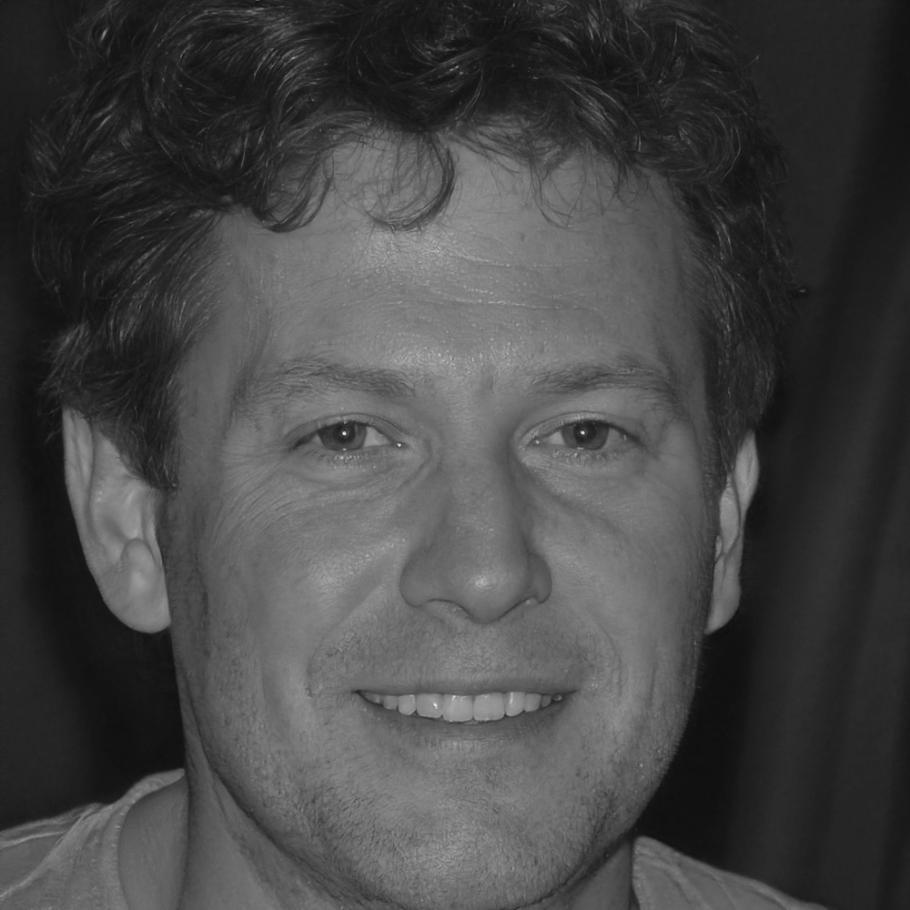 Praticante Vipassana durante una sessione di meditazione