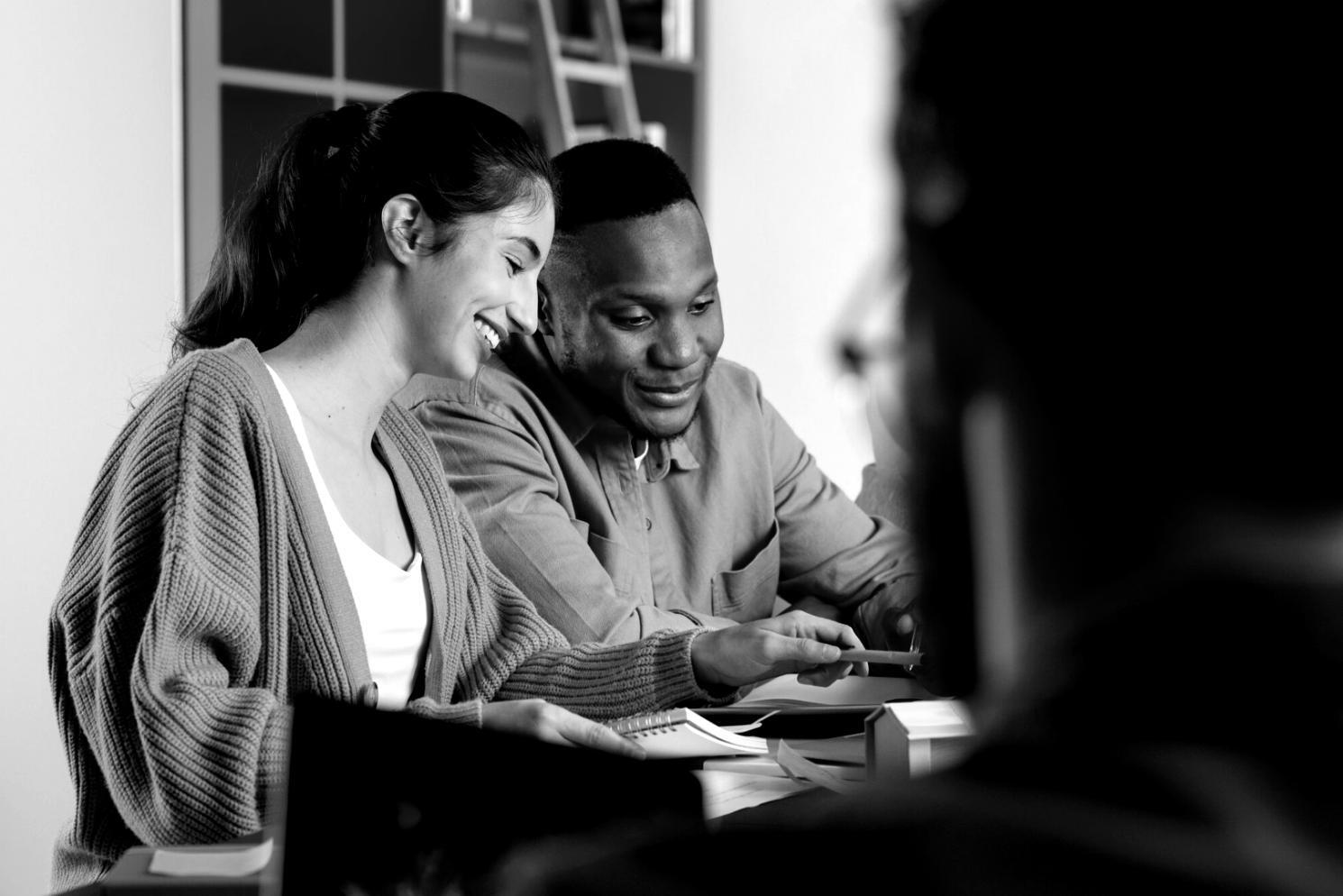 Spazio di meditazione tranquillo con cuscini zafu disposti in cerchio